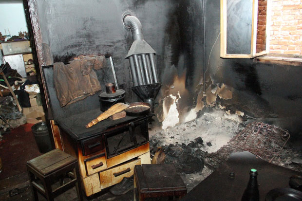 Свећа угасила три живота, угљенисана тела пронашла комшиница!